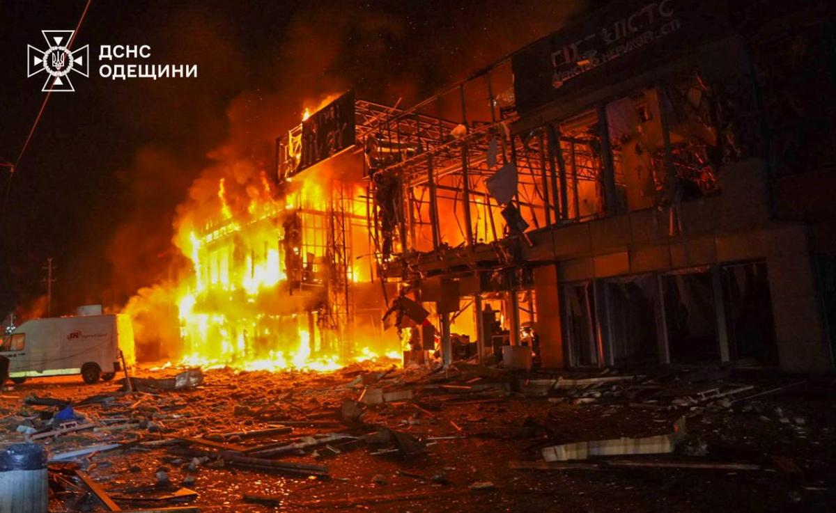 Інфраструктура у вогні: РФ атакувала передмістя Одеси дронами, постраждали діти Інфраструктура у вогні: РФ атакувала передмістя Одеси дронами, постраждали діти