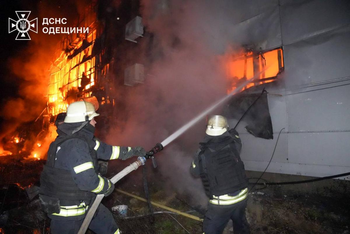 Інфраструктура у вогні: РФ атакувала передмістя Одеси дронами, постраждали діти Інфраструктура у вогні: РФ атакувала передмістя Одеси дронами, постраждали діти