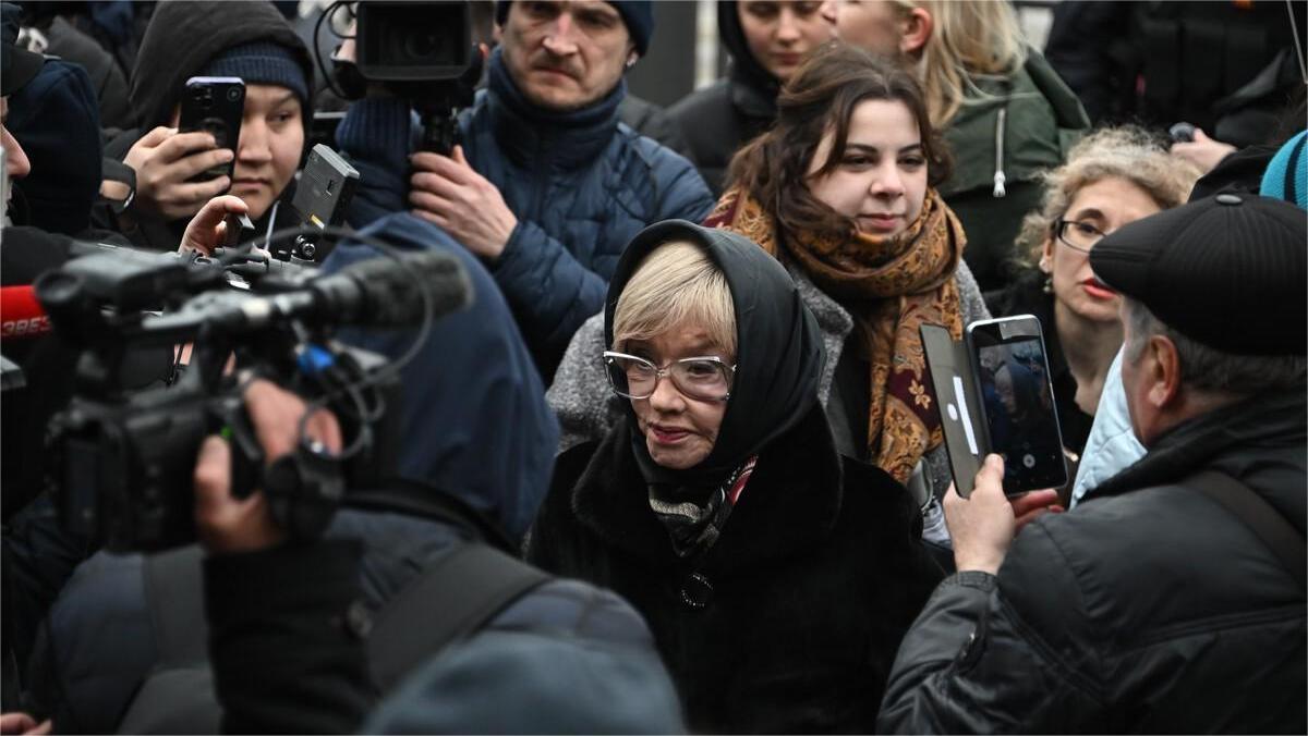 Вера Алентова на похоронах 