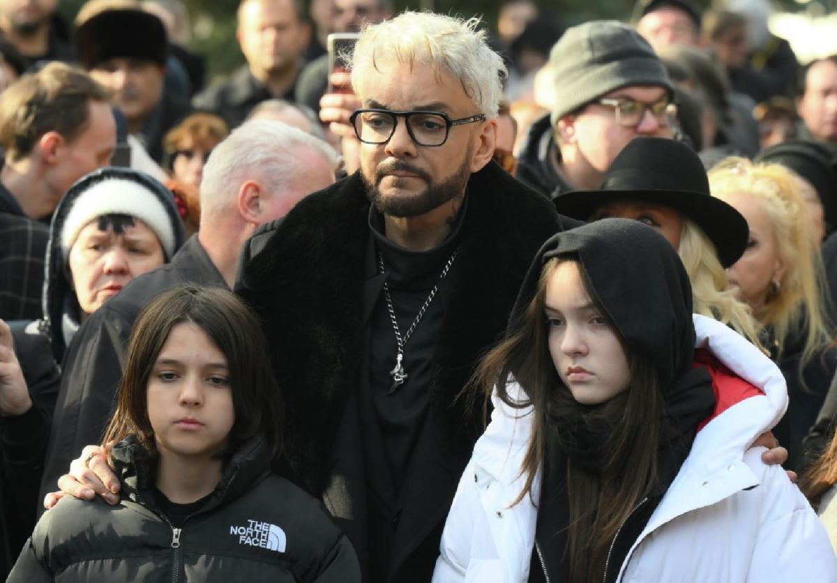 Дети Киркорова на похоронах