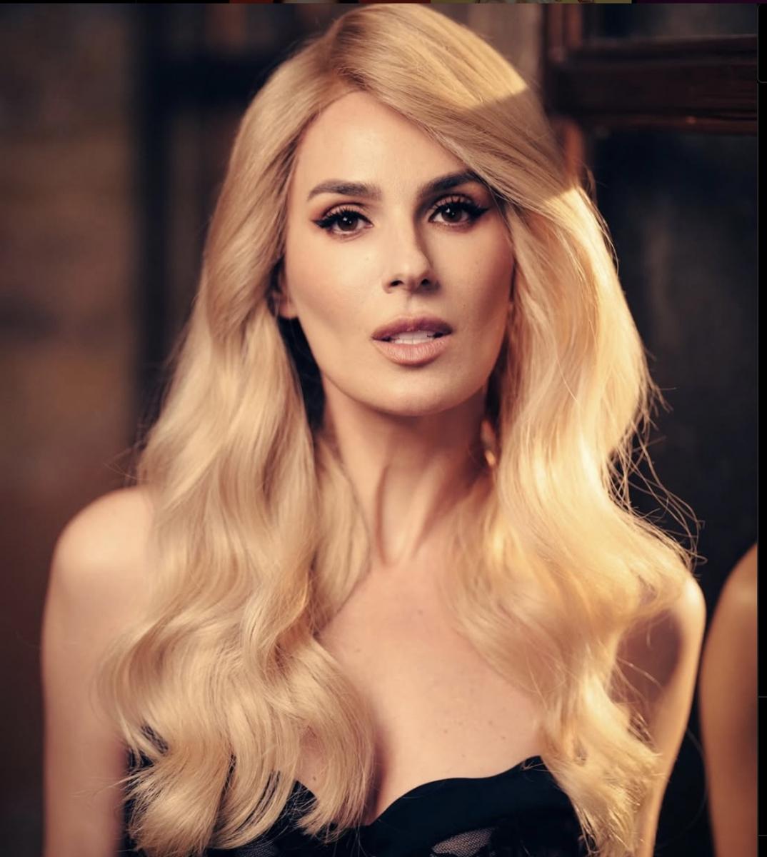 Єфросиніна показалася в новому образі 