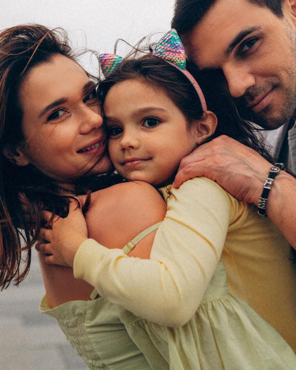 Галина Безрук з колишнім чоловіком і дочкою Галина Безрук з колишнім чоловіком і дочкою