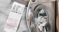 Навіщо господині фотографують етикетки на одязі перед пранням: секретний прийом