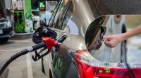 Ігнорувати не варто: водіїв закликали торкатись авто перед заправкою