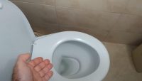 Що робити, якщо вода постійно тече в унітаз: швидке і просте рішення