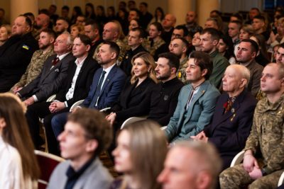 Володимир та Олена Зеленські тримаються за руки Володимир та Олена Зеленські тримаються за руки