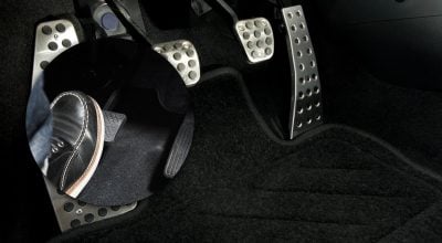 Чому в деяких авто є четверта педаль: загадка для багатьох водіїв