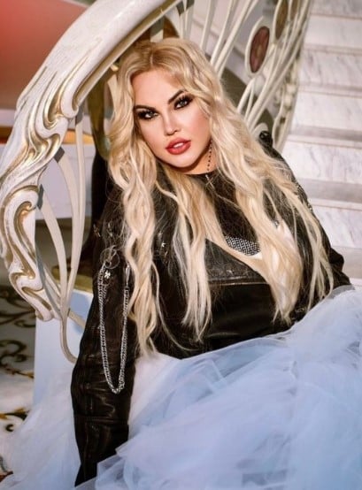 Камалия любит яркий макияж