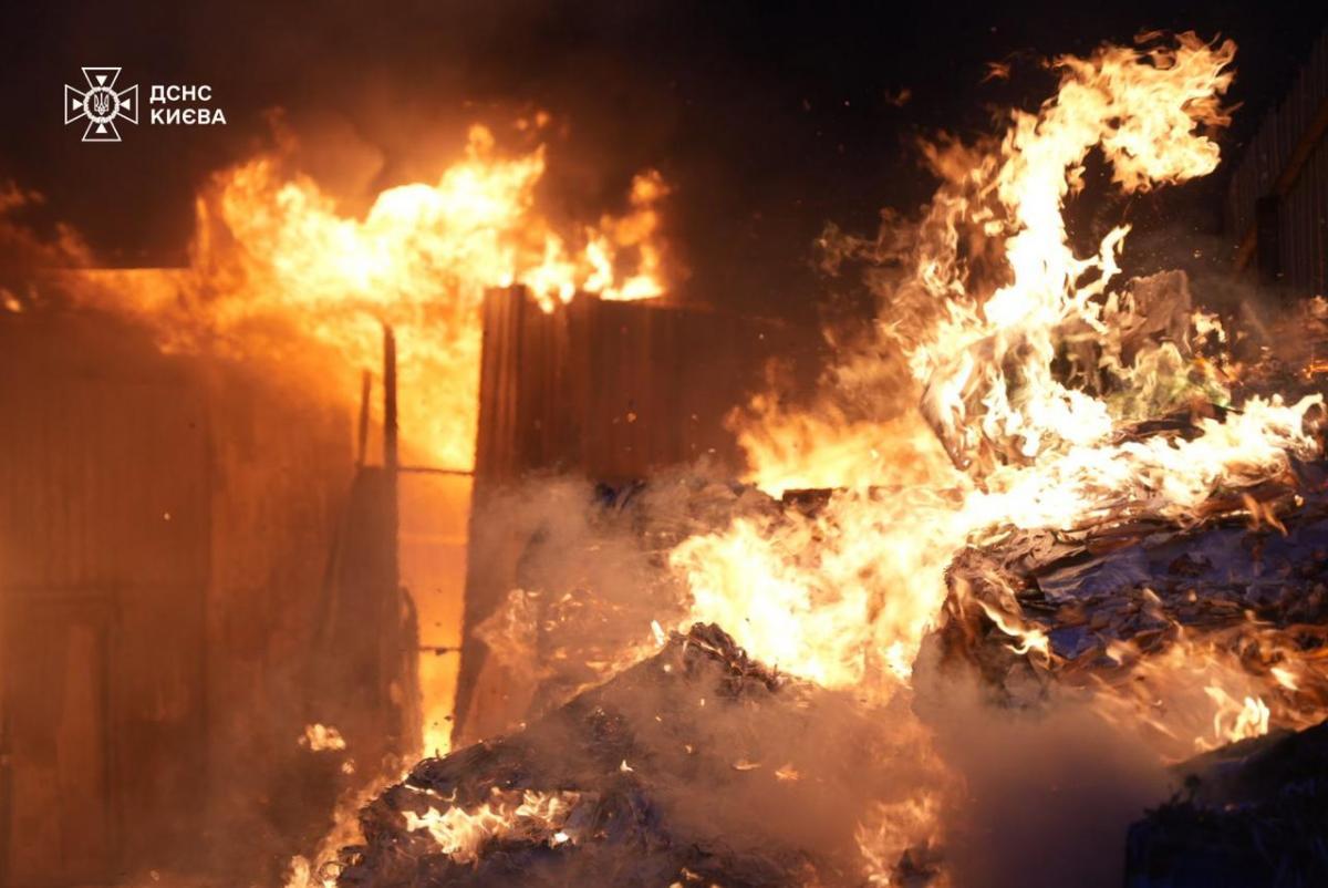 РФ атакувала Київ балістичними ракетами: у трьох районах пожежі, подробиці