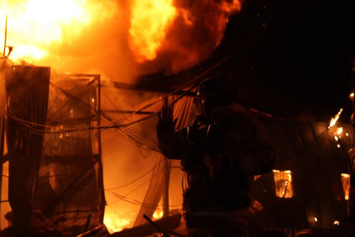 РФ атакувала Київ балістичними ракетами: у трьох районах пожежі, подробиці