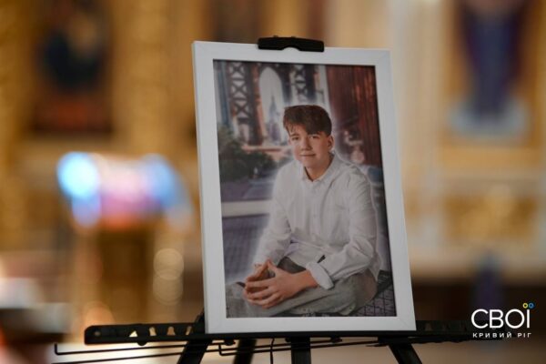 Похорони вбитих ракетою дітей у Кривому Розі 7 квітня