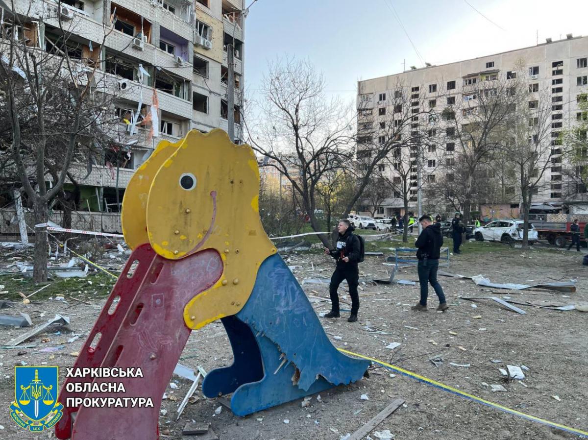 Наслідки ракетного удару РФ по Харкову 18 квітня Наслідки ракетного удару РФ по Харкову 18 квітня