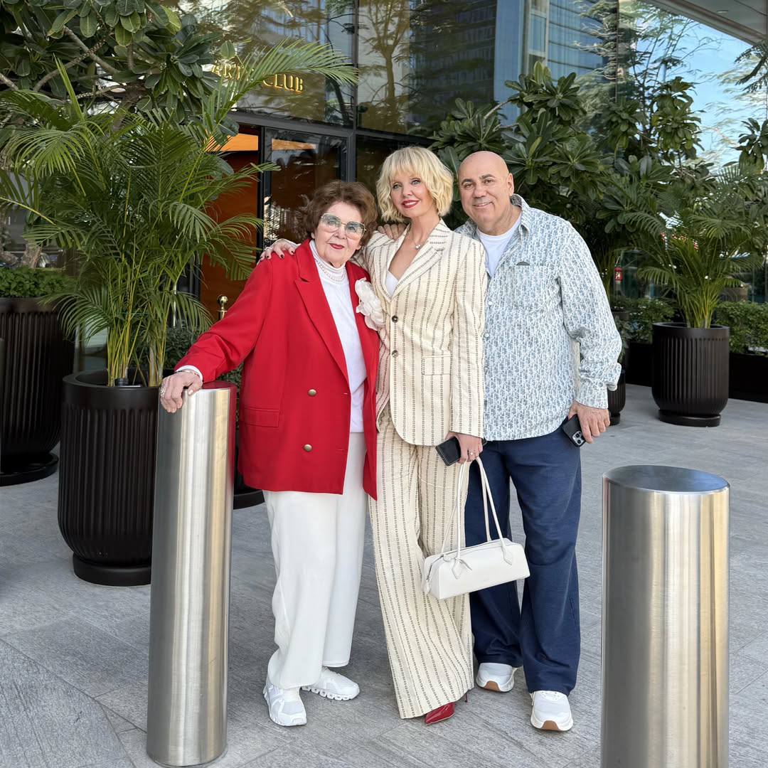 Йосип Пригожин весь час сидить у телефоні