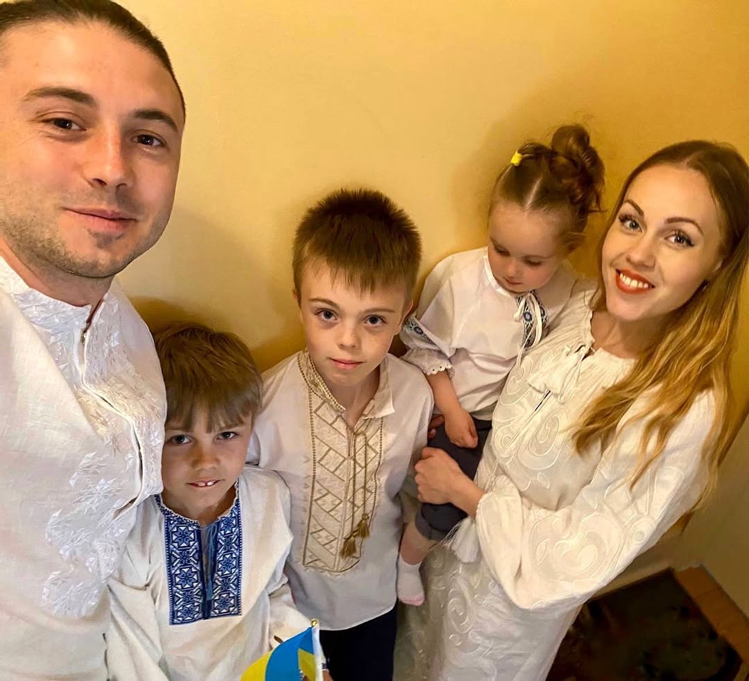 Олена та Тарас Тополя з дітьми Олена та Тарас Тополя з дітьми