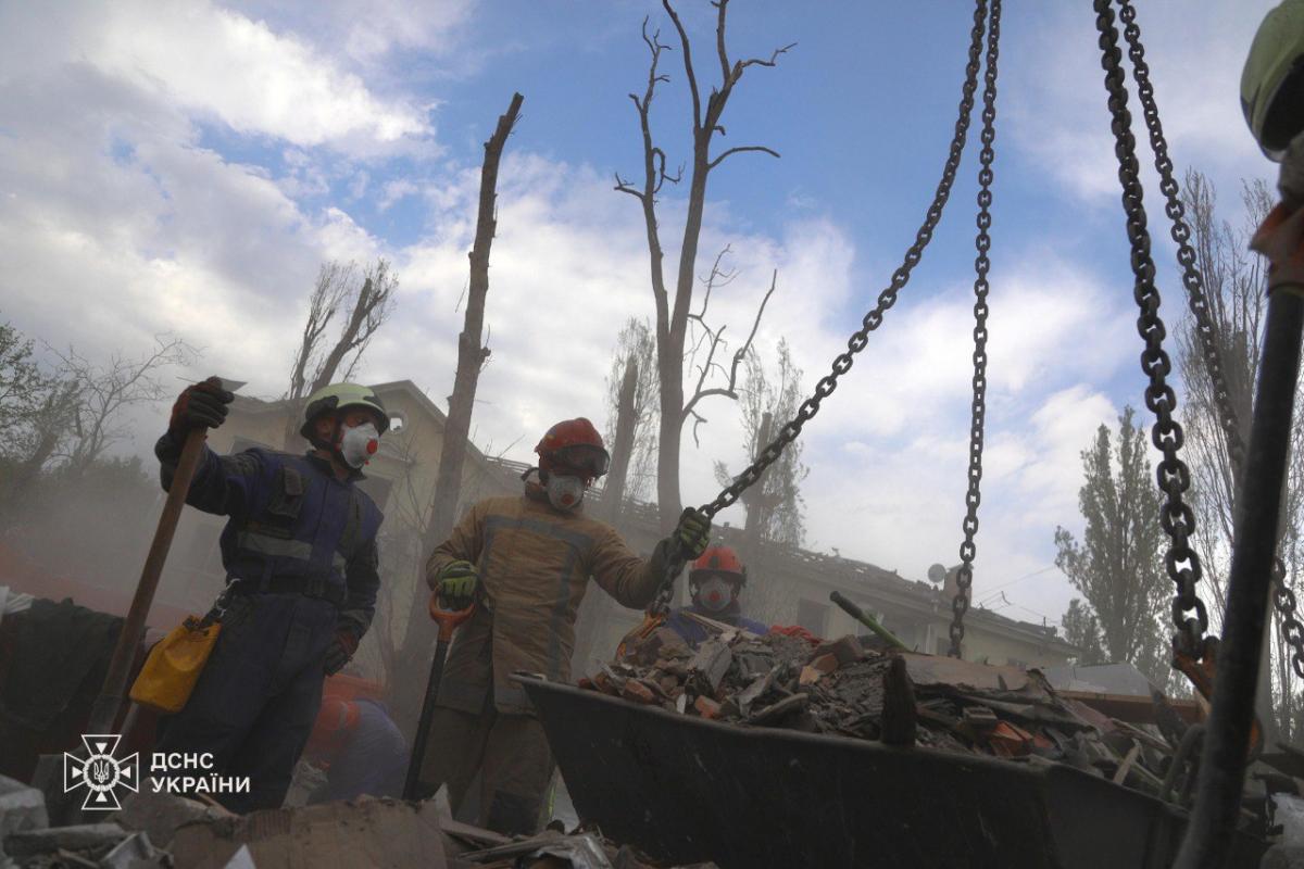 Наслідки російського ракетного удару по Києву 24 квітня 2025 року