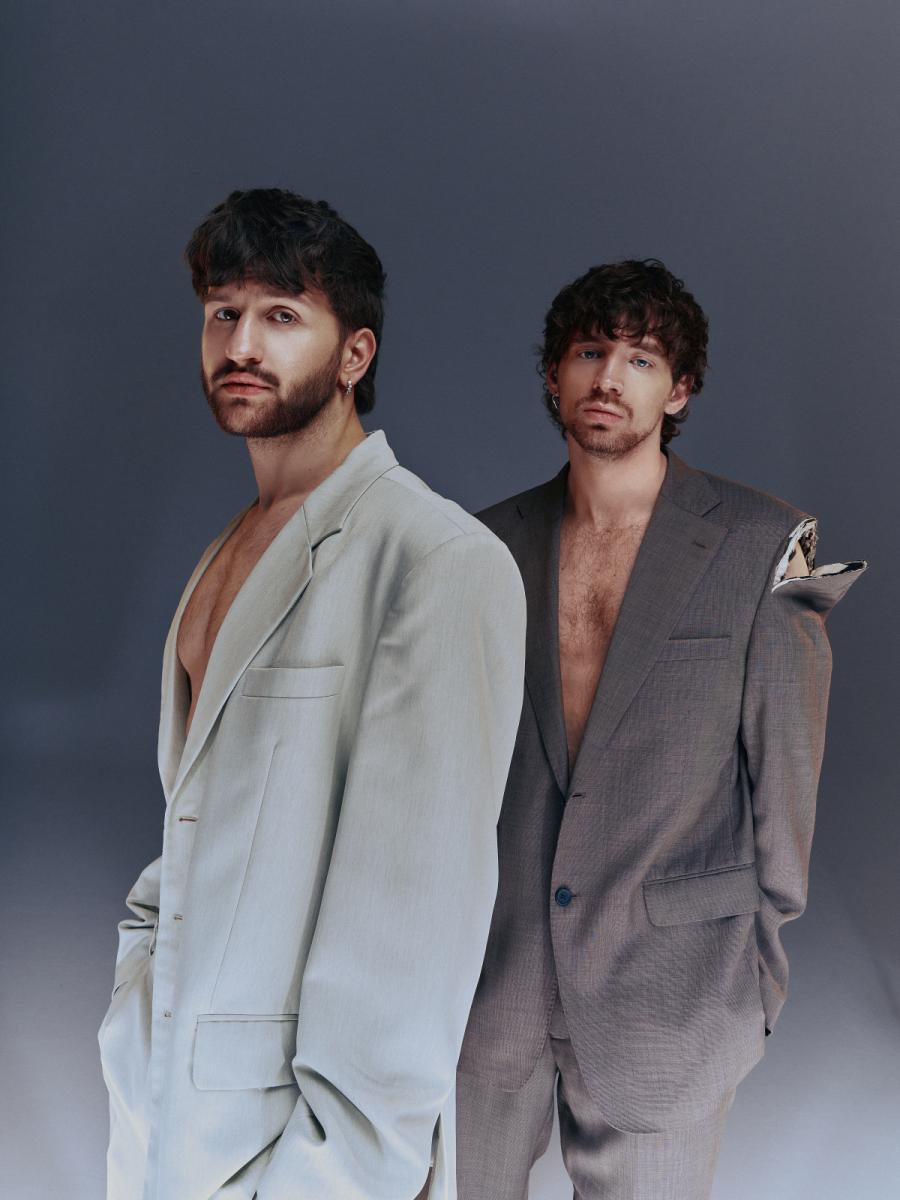 MOLODI: 'Можно петь о любви, но нельзя делать вид, что все в порядке'