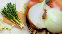 Навіть ґрунту не потрібно: як виростити нескінченну цибулю із залишків