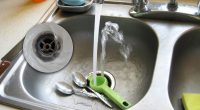 Несколько секунд и готово: как избавиться от ужасного запаха из раковины