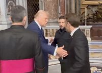 Для кого був третій стілець і чи вигнав Трамп Макрона: відомі деталі переговорів у Ватикані