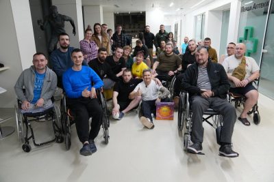 Незламні й закохані в Україну: Олександр Педан влаштував гру "Я люблю Україну" для пацієнтів центру Unbroken