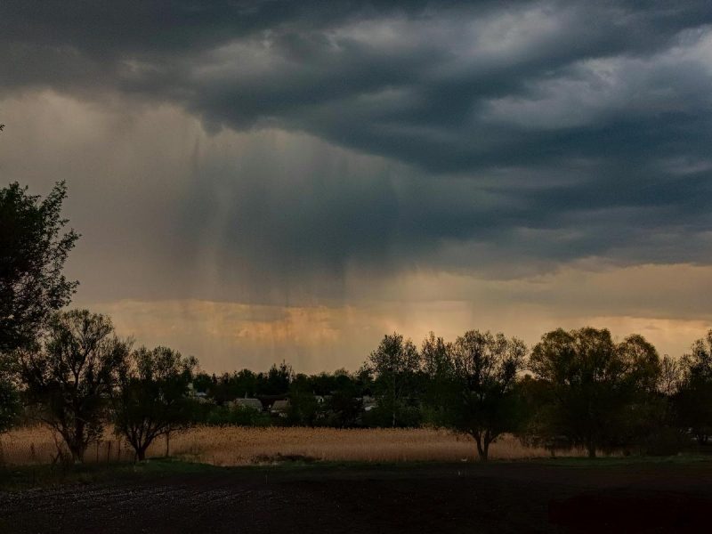 Потужний вітер, зливи та заморозки: Україну накриває штормова погода