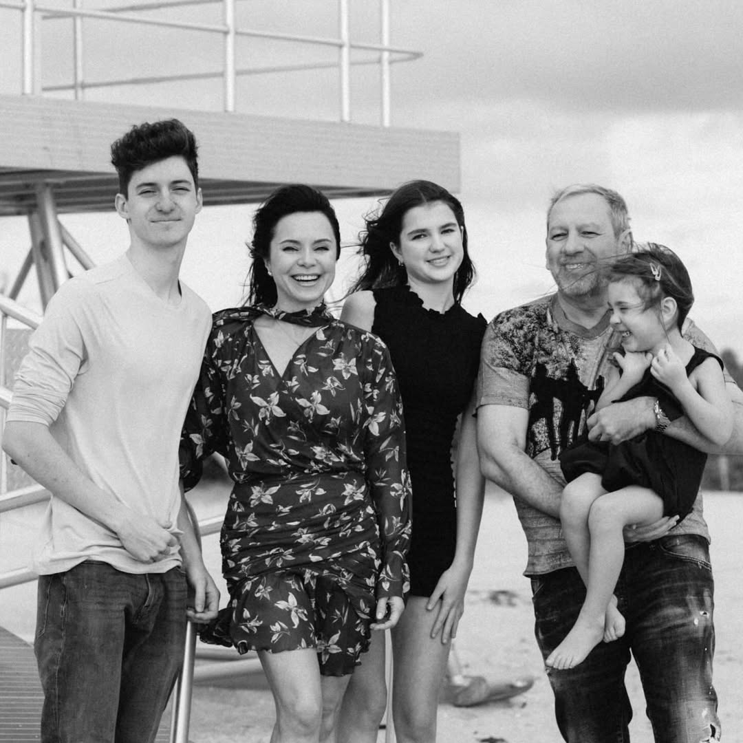 Лілія Подкопаєва з родиною Лілія Подкопаєва з родиною