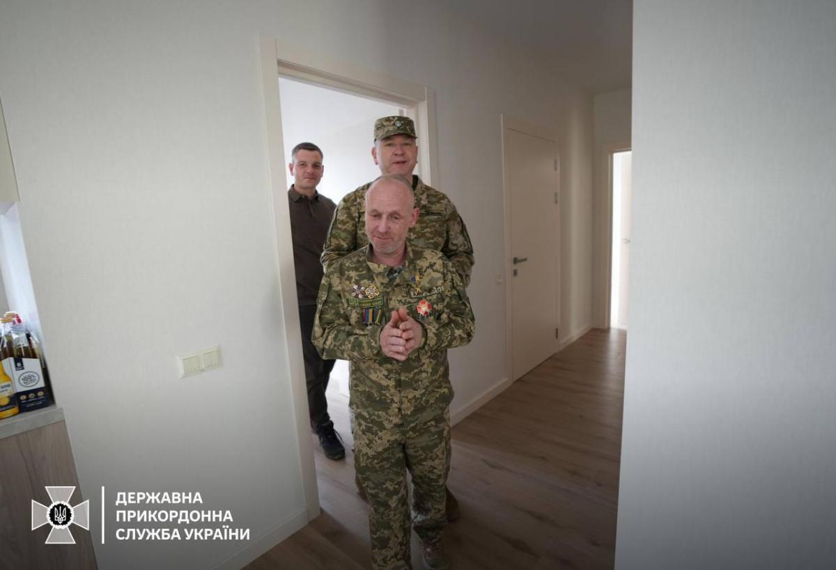Сергій Дейнеко вручив ключі від нових квартир героям-прикордонникам
