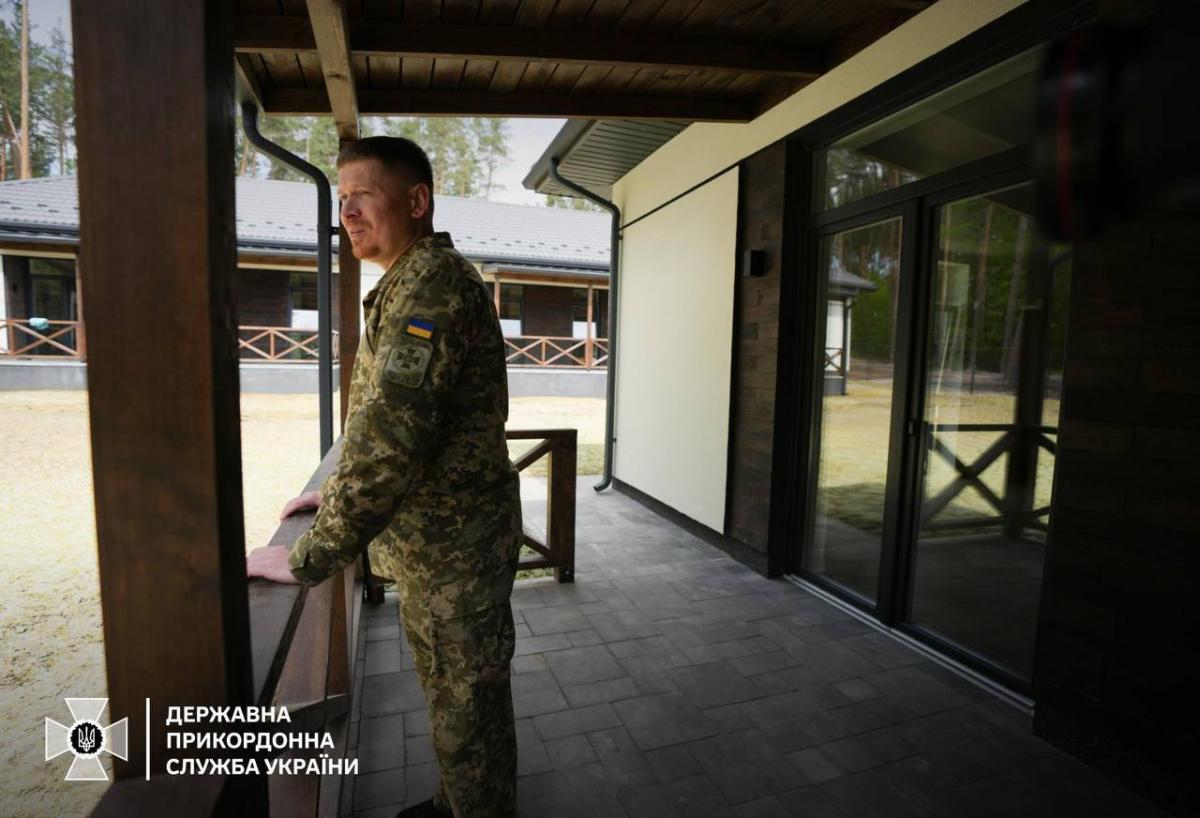 Сергій Дейнеко вручив ключі від нових квартир героям-прикордонникам