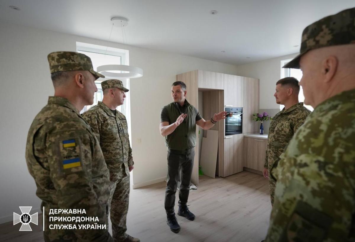 Сергій Дейнеко вручив ключі від нових квартир героям-прикордонникам