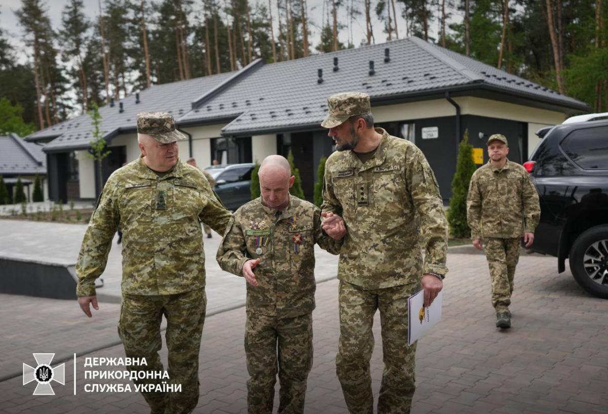 Сергій Дейнеко вручив ключі від нових квартир героям-прикордонникам
