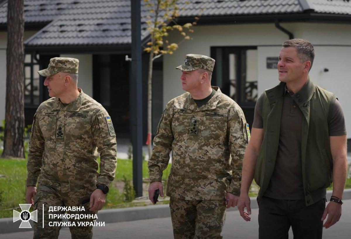 Сергій Дейнеко вручив ключі від нових квартир героям-прикордонникам