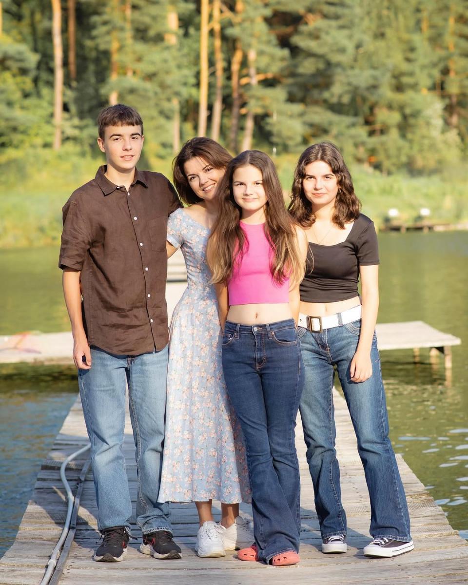 Марічка Падалко з дітьми Марічка Падалко з дітьми