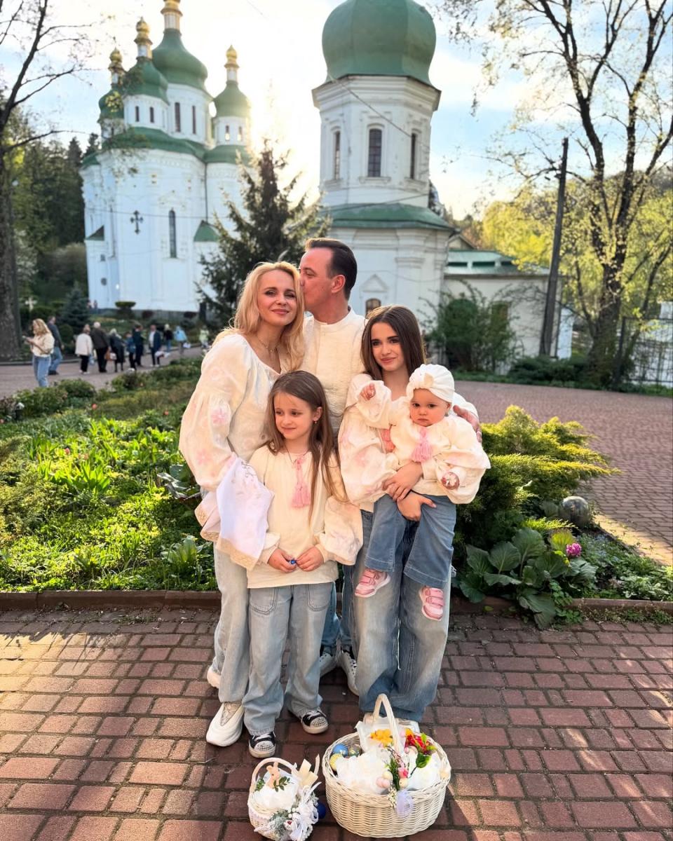 Лилия Ребрик с семьей Лилия Ребрик с семьей