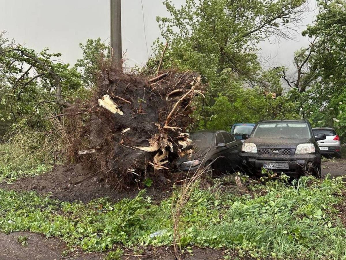 Наслідки негоди в Павлограді 9 травня  Наслідки негоди в Павлограді 9 травня