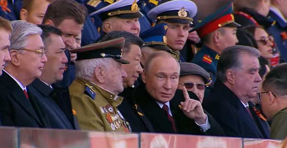 Военные парады присущи России и Северной Корее, для США они чужды, подчеркнул Вятрович