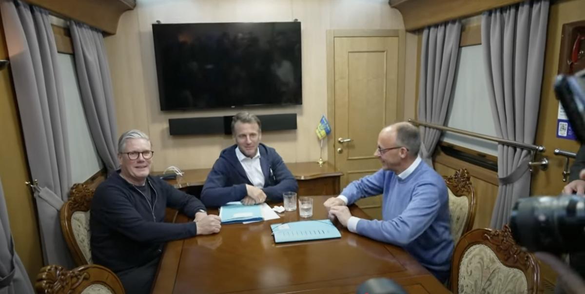 Еммануель Макрон, Кір Страмер і Фрідріх Мерц у поїзді Еммануель Макрон, Кір Страмер і Фрідріх Мерц у поїзді