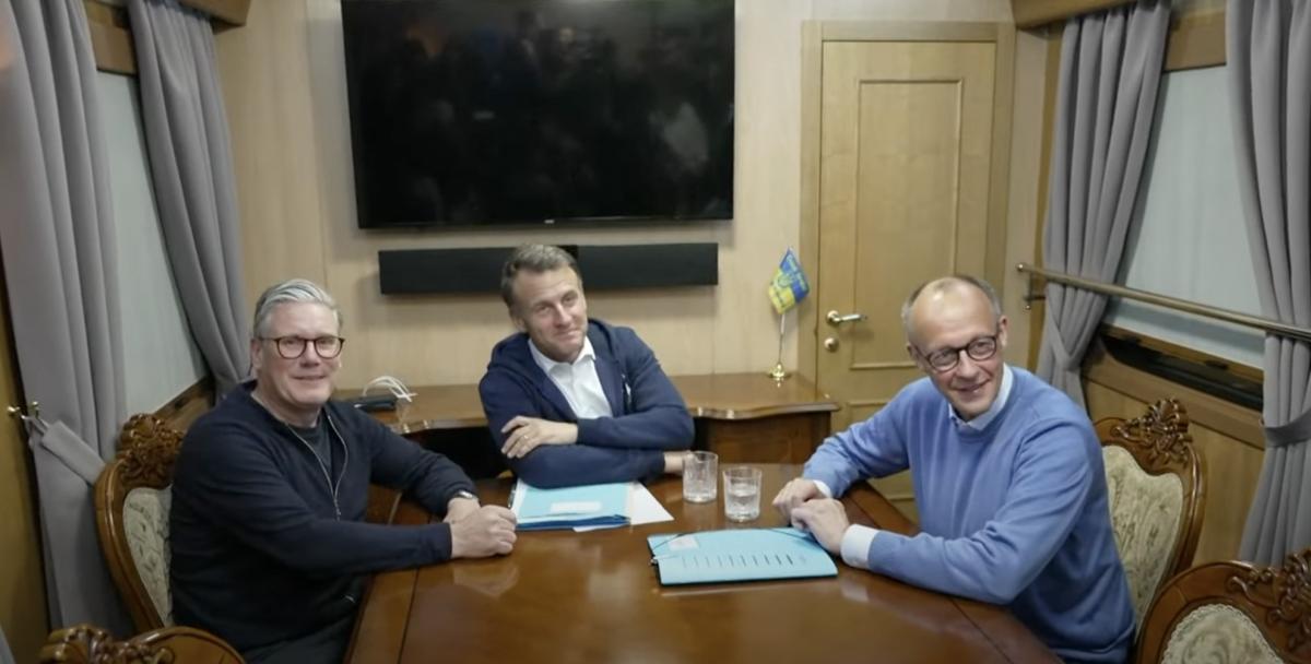 Еммануель Макрон, Кір Страмер і Фрідріх Мерц у поїзді Еммануель Макрон, Кір Страмер і Фрідріх Мерц у поїзді