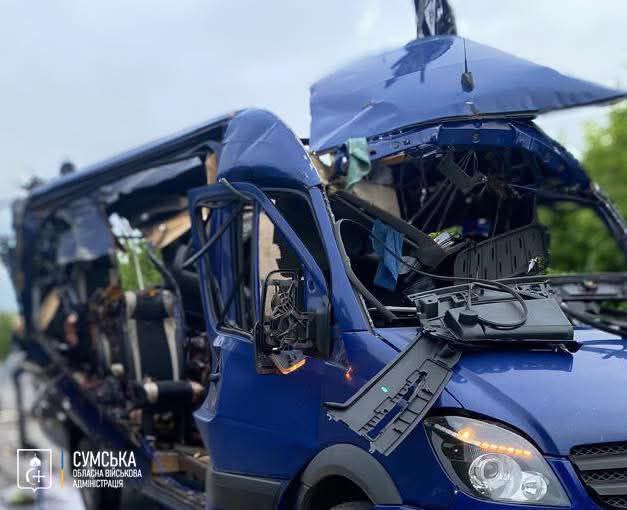 РФ вдарила по рейсовому автобусу біля Білопілля на Сумщині РФ вдарила по рейсовому автобусу біля Білопілля на Сумщині