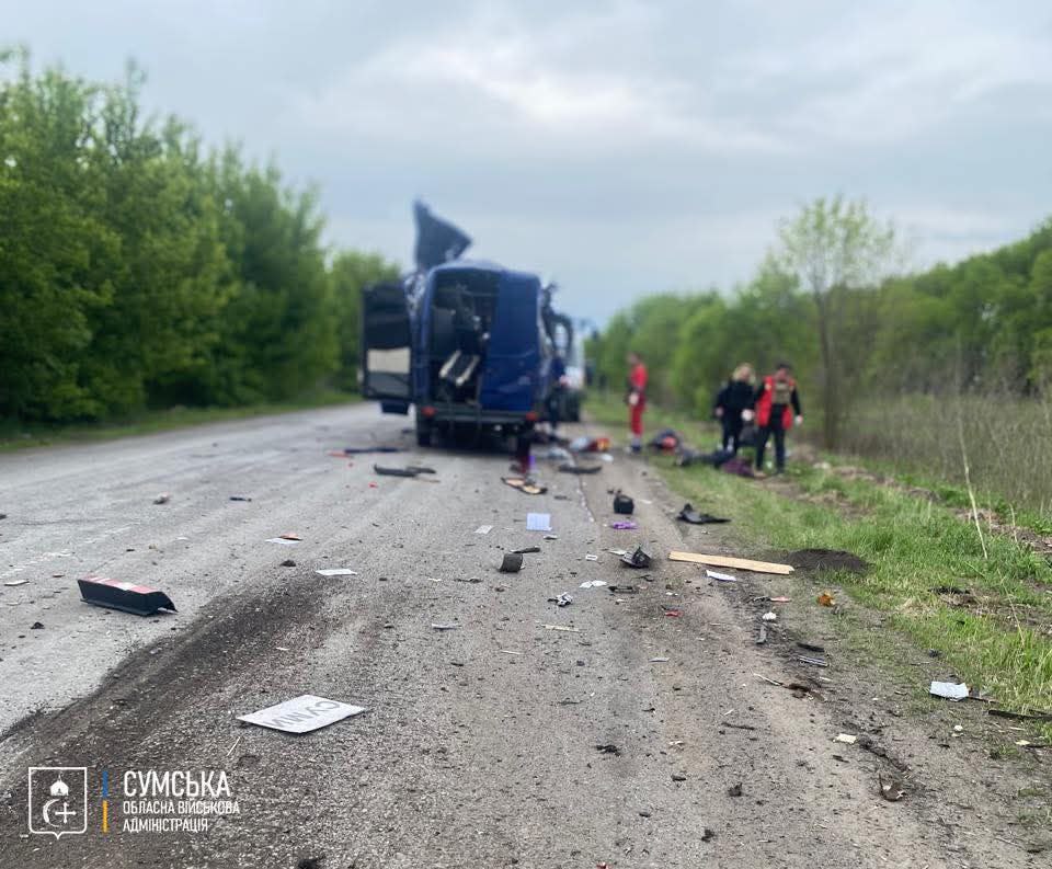 РФ вдарила по рейсовому автобусу біля Білопілля на Сумщині РФ вдарила по рейсовому автобусу біля Білопілля на Сумщині