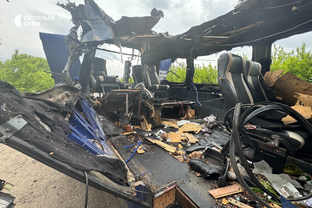 РФ вдарила по рейсовому автобусу біля Білопілля на Сумщині РФ вдарила по рейсовому автобусу біля Білопілля на Сумщині