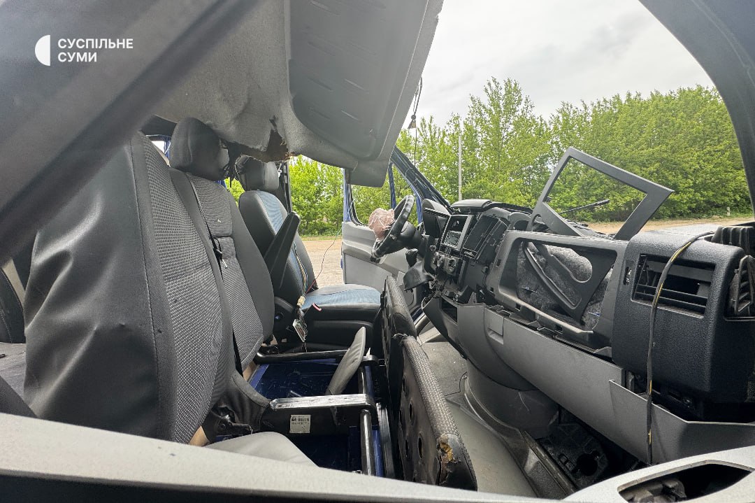 РФ вдарила по рейсовому автобусу біля Білопілля на Сумщині РФ вдарила по рейсовому автобусу біля Білопілля на Сумщині