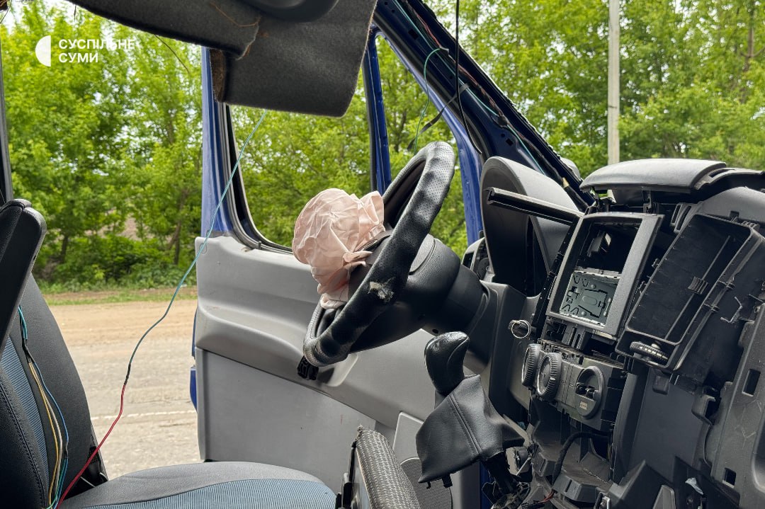 РФ вдарила по рейсовому автобусу біля Білопілля на Сумщині РФ вдарила по рейсовому автобусу біля Білопілля на Сумщині