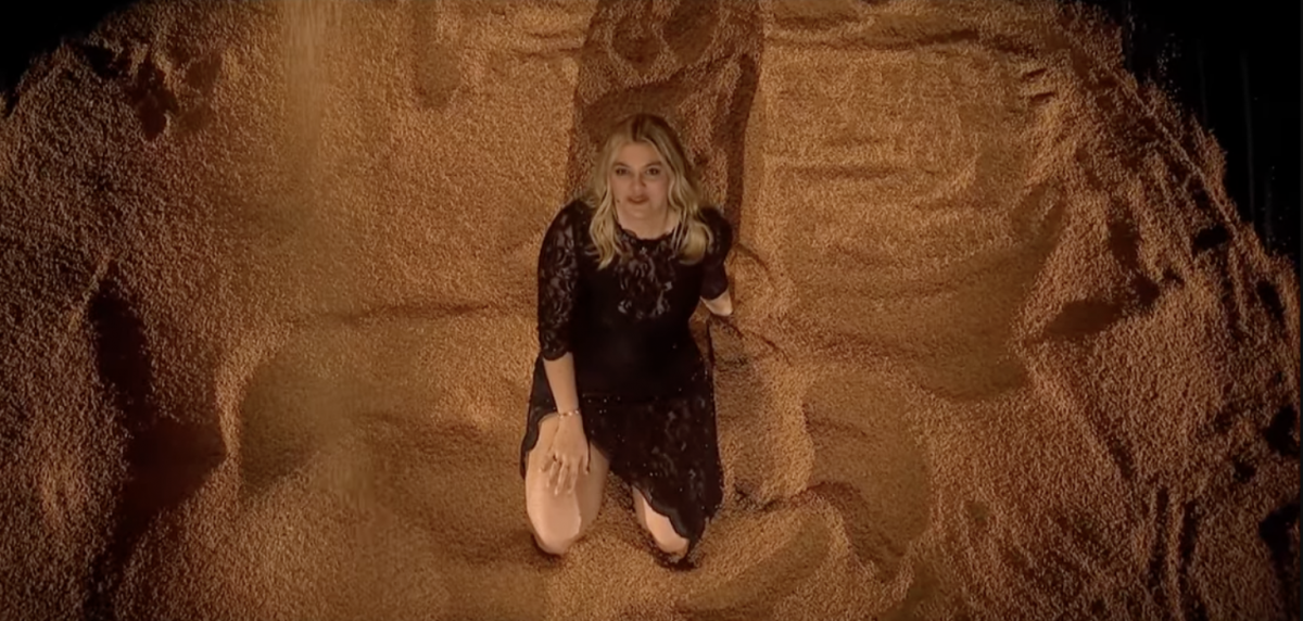 Французская певица на сцене Евровидения 