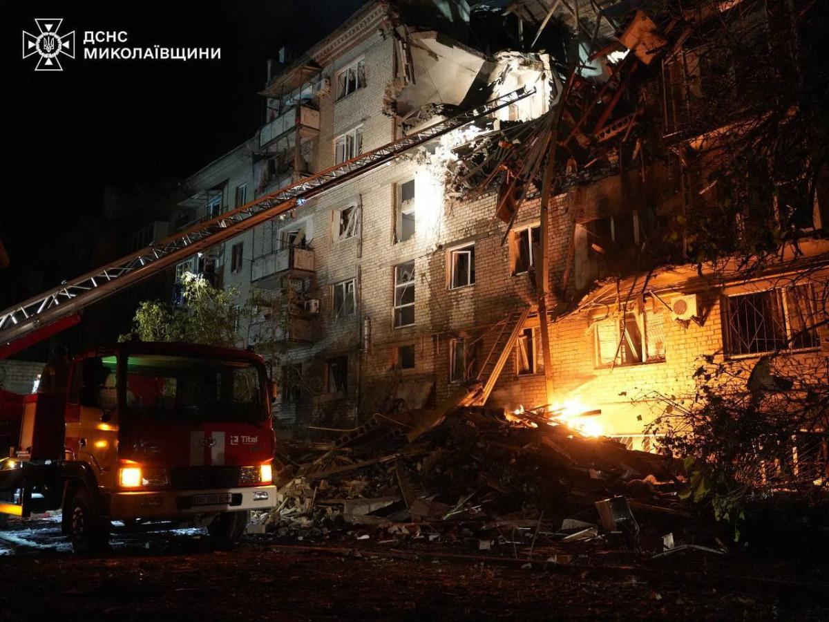 Наслідки удару росіян по житловому будинку в Миколаєві Наслідки удару росіян по житловому будинку в Миколаєві