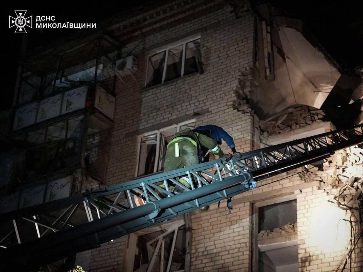 Наслідки удару росіян по житловому будинку в Миколаєві Наслідки удару росіян по житловому будинку в Миколаєві