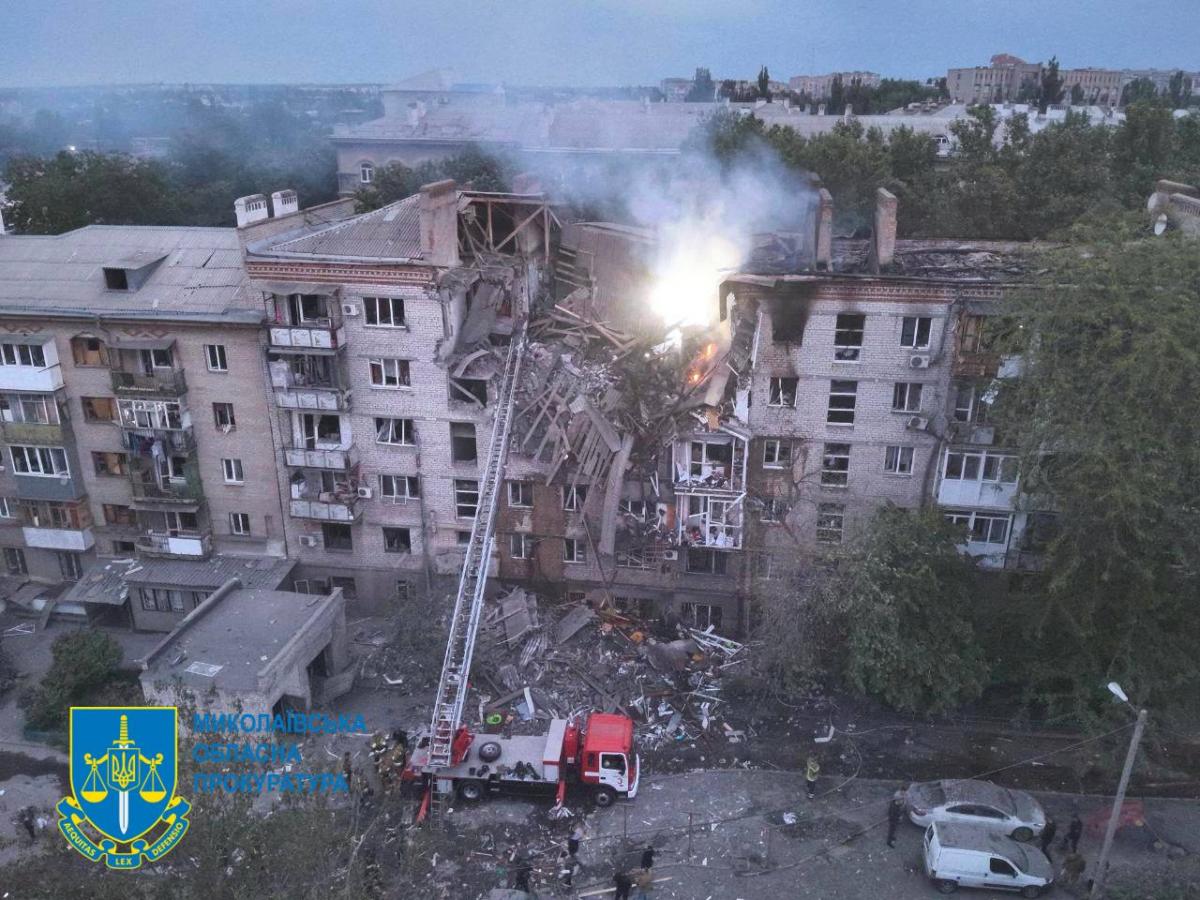 Фото часткового руйнування будинку в Миколаєві Фото часткового руйнування будинку в Миколаєві