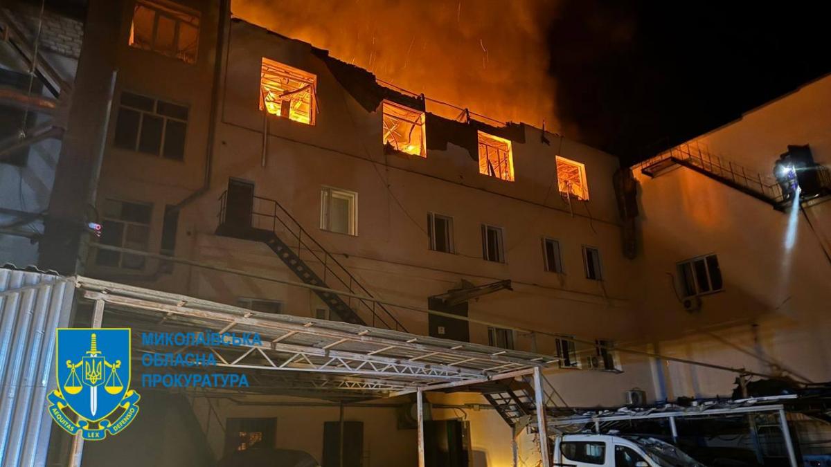 Фото часткового руйнування будинку в Миколаєві Фото часткового руйнування будинку в Миколаєві