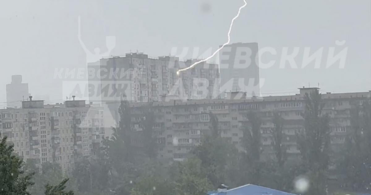 Блискавка влучила у вікно багатоповерхівки Блискавка влучила у вікно багатоповерхівки