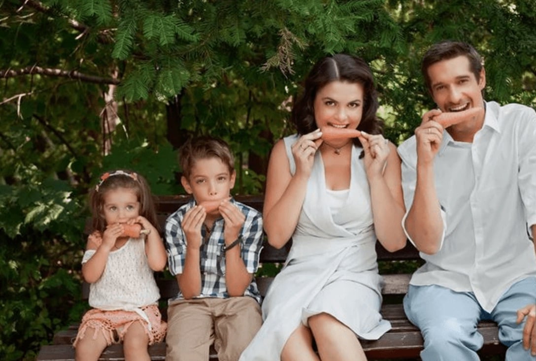 Максим Неліпа з колишньою дружиною та дітьми  Максим Неліпа з колишньою дружиною та дітьми