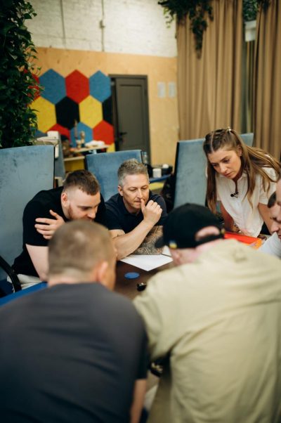 Олександр Педан і Дар’я Петрожицька зіграли у настільну гру з ветеранами